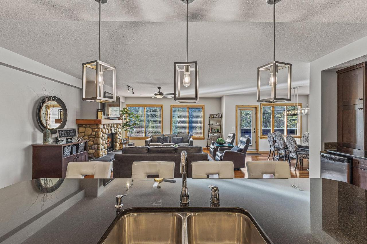 3 Bedroom Condo By Canadian Rockies Vacation Rentals Канмор Экстерьер фото
